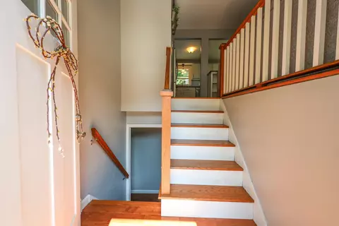 Entry Way - 13 Cole Rd, Derry, NH 03038 photo 4 of 5