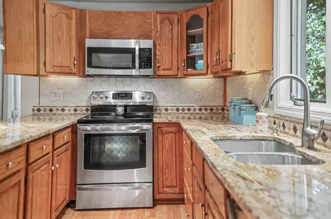 Kitchen - 33 Oriole Rd, Windham, NH 03087 photo 4 of 5