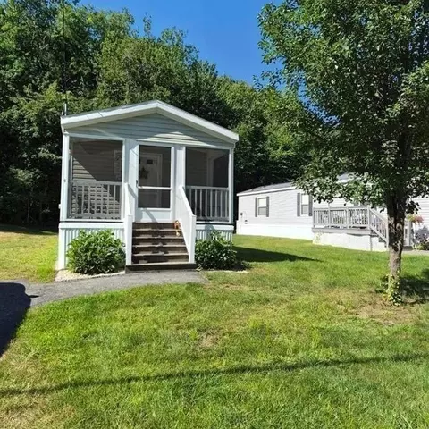 9 Parklane Rd, Hampstead, NH 03841