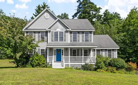 13 Lantern Dr, Sandown, NH 03873