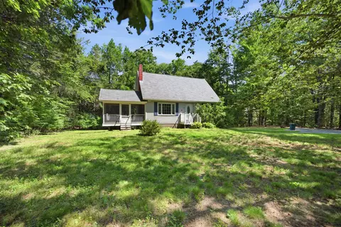 44 Holmeswood Dr, Sandown, NH 03873