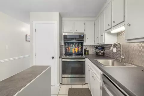 Kitchen - 41 Boulder Brook Dr #7, Exeter, NH 03833 photo 5 of 6