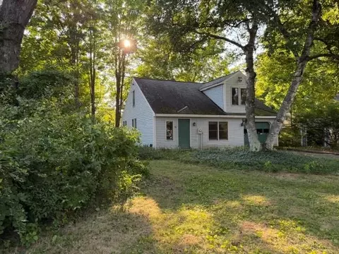 24 Cressey St, Henniker, NH 03242