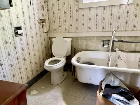 Bath - 9 Cedar St, Barre, VT 05641 photo 1 of 2