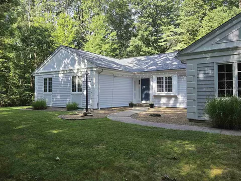 20 Buttonwood Rd, Bedford, NH 03110