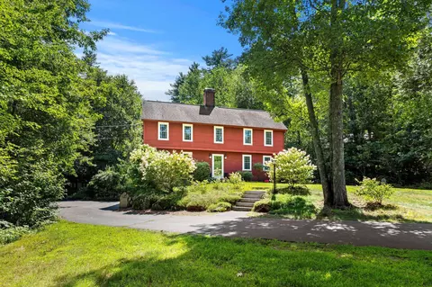 24 Hitching Post Ln, Bedford, NH 03110