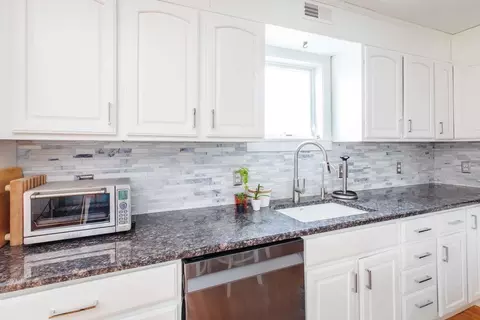 Kitchen - 35 Ashworth Ave #3, Hampton, NH 03842 photo 4 of 6