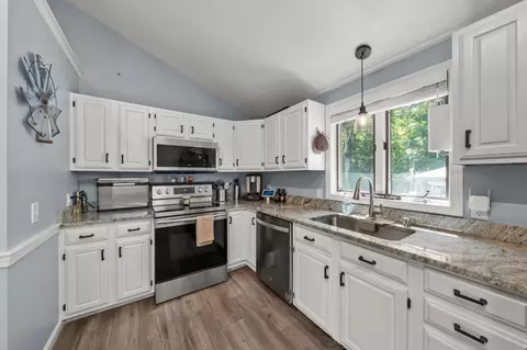 Kitchen - 86 Overledge Ext, Derry, NH 03038 photo 2 of 2