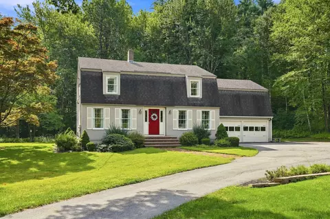 4 Hoyt Farm Rd, Plaistow, NH 03865