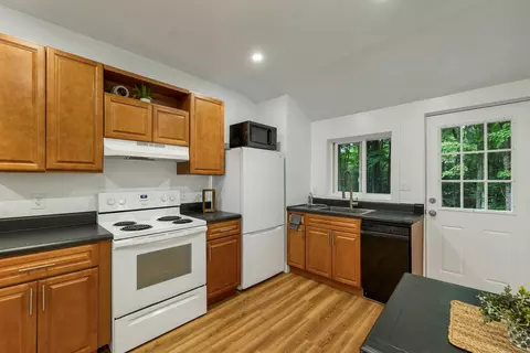 Kitchen - 10 Tonga Dr, Bow, NH 03304 photo 6 of 7