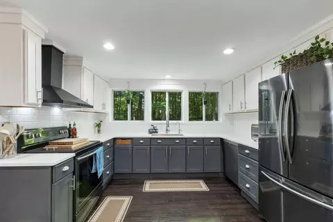 Kitchen - 10 Tonga Dr, Bow, NH 03304 photo 4 of 7