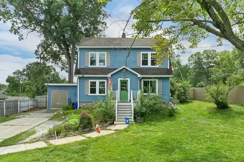 17 Desaulnier St, Goffstown, NH 03045