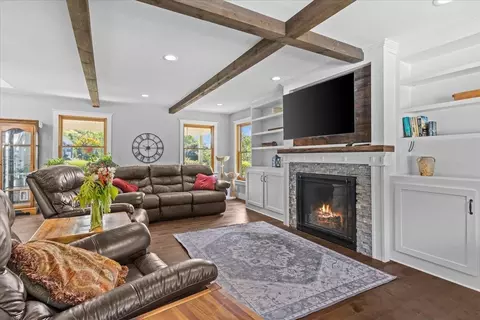 Living - 21 Meadow Dr, Jericho, VT 05465 photo 2 of 4