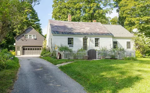 37 High St, Chesterfield, NH 03443
