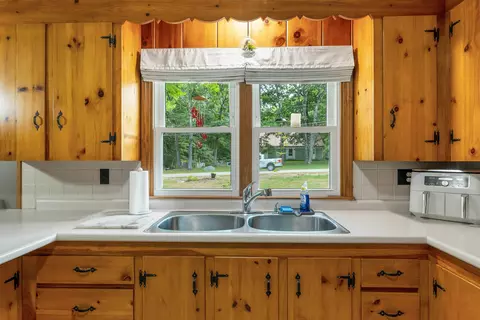 Kitchen - 6 Ridgewood Dr, Bow, NH 03304 photo 2 of 6