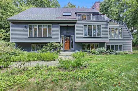 29 Bourbon St, Bedford, NH 03110