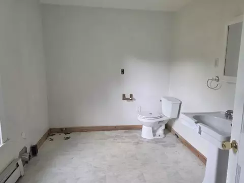 Bath - 27 Meadow St, Proctor, VT 05765 photo 1 of 2