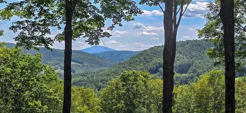 22 Golf View Ln, Hartford, VT 05059