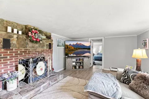 Living - 33 Beacon Hill Rd, Derry, NH 03038 photo 2 of 3