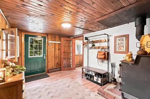 Entry Way - 33 Beacon Hill Rd, Derry, NH 03038 photo 1 of 4