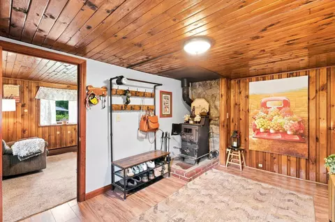 Entry Way - 33 Beacon Hill Rd, Derry, NH 03038 photo 3 of 4
