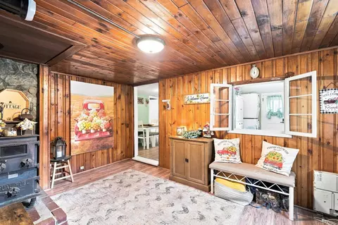 Entry Way - 33 Beacon Hill Rd, Derry, NH 03038 photo 2 of 4