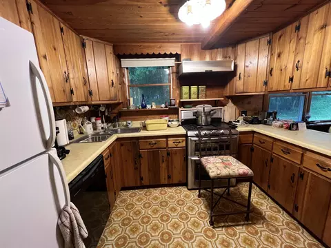 Kitchen - 8 Penny Ave, Stratton, VT 05360 photo 2 of 2
