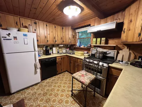Kitchen - 8 Penny Ave, Stratton, VT 05360 photo 1 of 2
