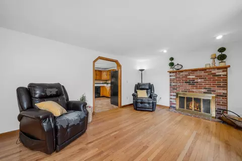 Living - 2 Morrison Rd, Windham, NH 03087 photo 1 of 4