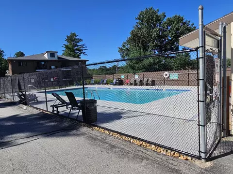 Exterior - 126 Mammoth Rd UNIT 4, Hooksett, NH 03106 photo 5 of 7