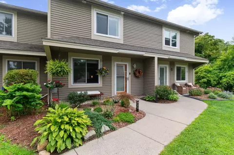 24 Overlook Dr, South Burlington, VT 05403