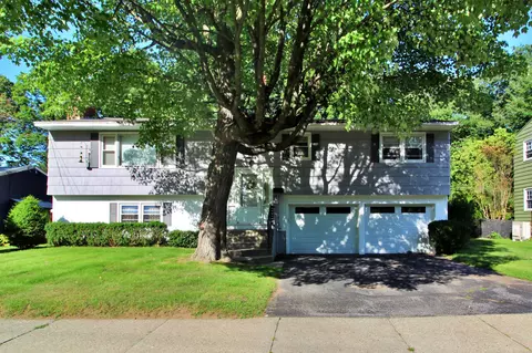 30 Roseade Pkwy, Burlington, VT 05408