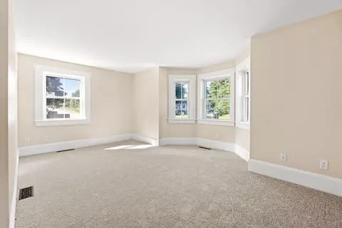 Living - 70 Depot Rd, Epping, NH 03042 photo 3 of 4