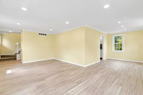 36 Hampton Dr, Nashua, NH 03063
