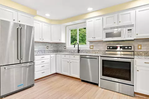36 Hampton Dr, Nashua, NH 03063