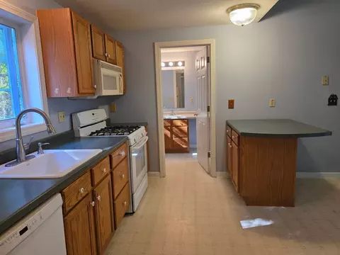 7 Rainbow Dr, Londonderry, NH 03053