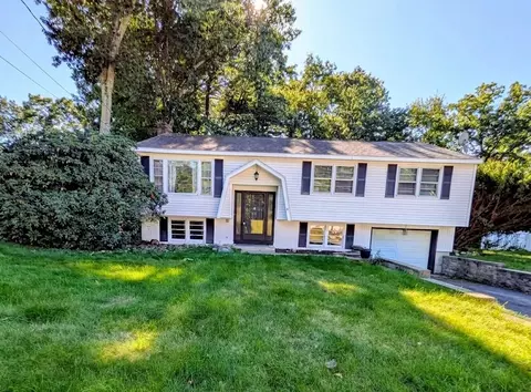 8 Radcliffe Dr, Nashua, NH 03062