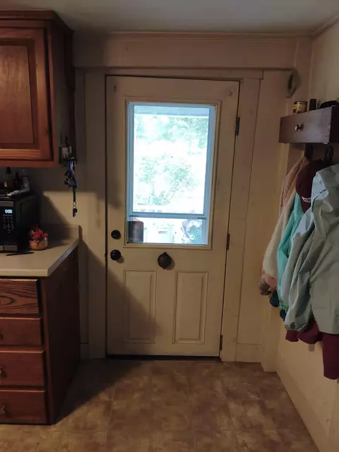Entry Way - 227 Main St, Epping, NH 03042 photo 2 of 4
