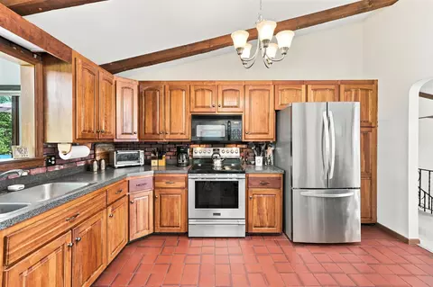Kitchen - 18 Westside Dr, Atkinson, NH 03811 photo 3 of 4