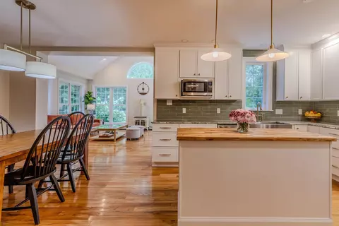 145 White Farm Ln, Shaftsbury, VT 05262