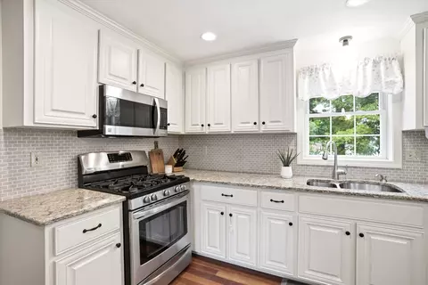 Kitchen - 22 Virginia Ct, Hooksett, NH 03106 photo 2 of 4