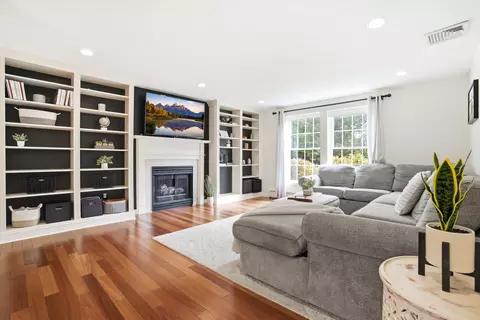 Living - 22 Virginia Ct, Hooksett, NH 03106 photo 1 of 1