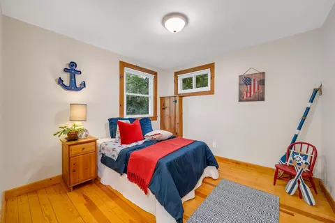 Bedroom - 18 Holiday Shore Dr, Dunbarton, NH 03046 photo 4 of 6