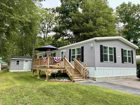 14 Flamingo Dr, Concord, NH 03303
