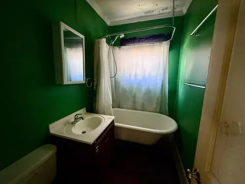 Bath - 127 Cherry St, Hardwick, VT 05843 photo 1 of 1