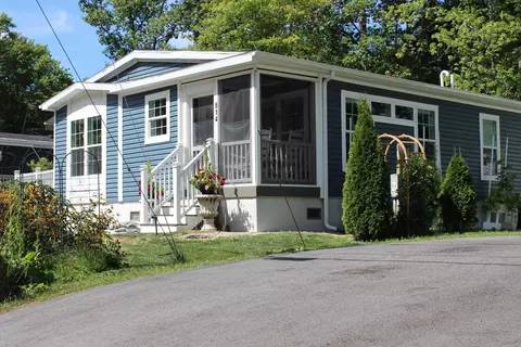 514 Canterbury Dr, Exeter, NH 03833 photo 2