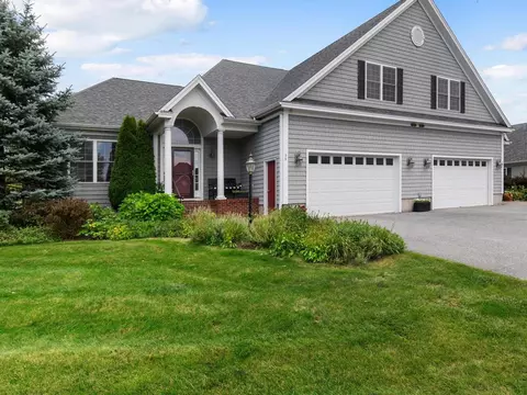 54 Old Schoolhouse Rd, South Burlington, VT 05403