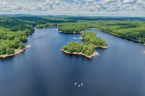 30 Mendums Landing Rd, Barrington, NH 03825