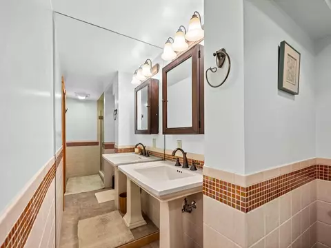 Bath - 360 Bunker Hill Cir, Marshfield, VT 05658 photo 1 of 5