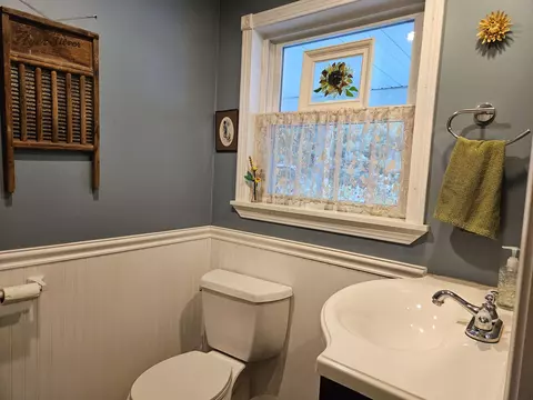 Bath - 40 Carousel Ct, White River Junction, VT 05001 photo 1 of 2